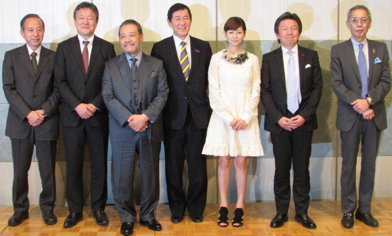 日本アカデミー賞優秀賞発表会見に参加した、西田敏行（左から3人目）、岡田裕介会長（同4人目）、真木よう子（同5人目）ら（2015年1月14日撮影）