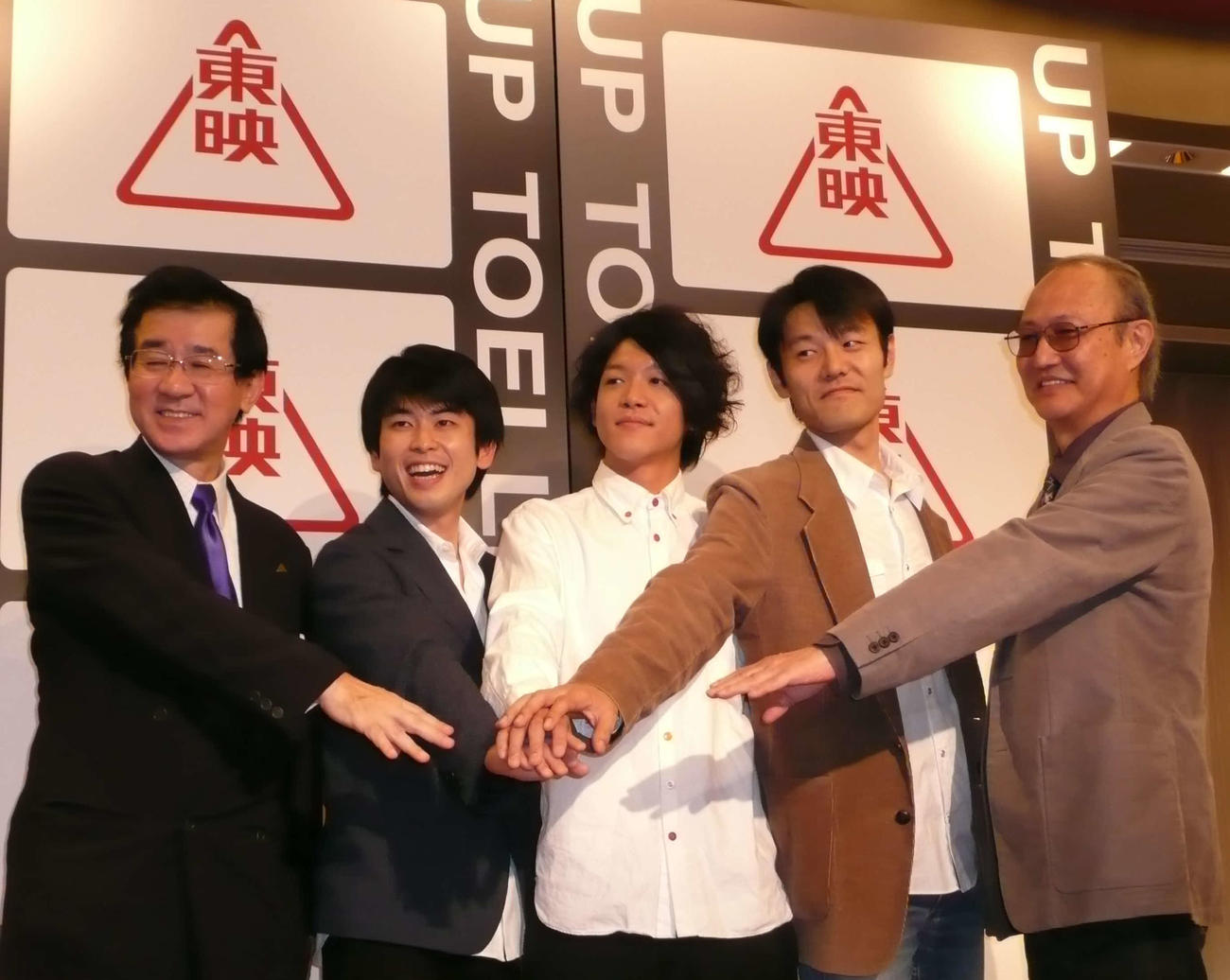 東映のラインアップ発表会に出席した左から岡田裕介社長、大和田悠太、駿河太郎、笠兼三、石橋蓮司（2008年10月2日撮影）