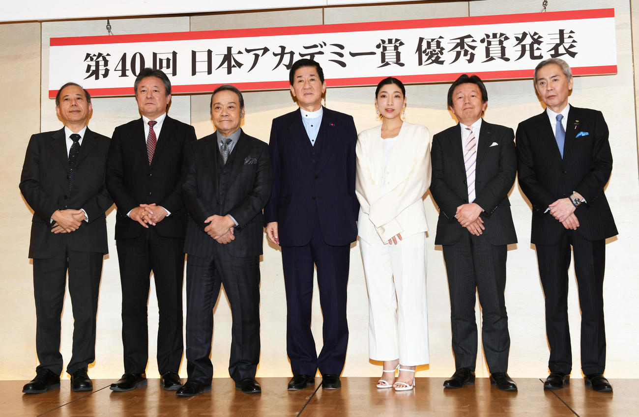 第40回日本アカデミー賞優秀賞発表会見　フォトセッションで壇上に並ぶ西田敏行（左から3人目）、岡田裕介会長（同4人目）、安藤サクラ（同5人目）ら（2017年1月16日撮影）