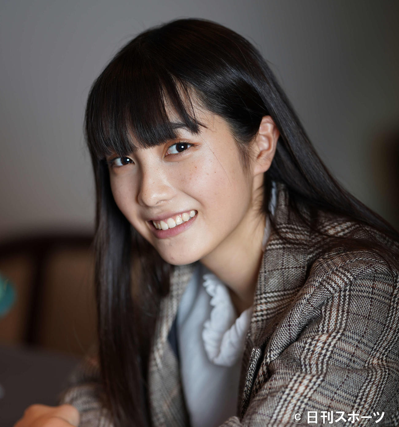 大人っぽい表情でポーズを決める福田ルミカ。15歳の中学3年生にはとても見えません…（撮影・鈴木みどり）