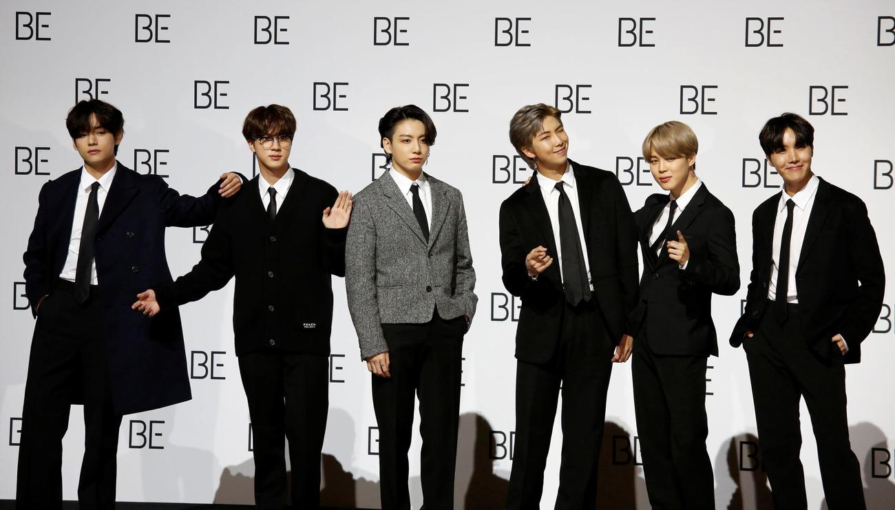 ポーズを取るBTSのメンバー（ロイター）