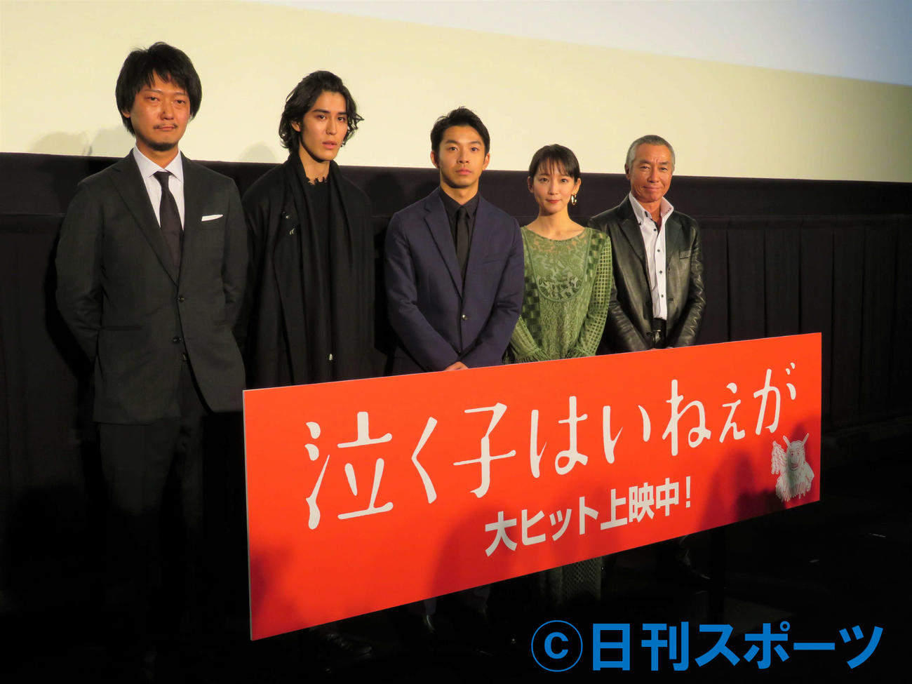 映画「泣く子はいねぇが」公開舞台あいさつに出席した、左から佐藤快磨監督、寛一郎、仲野太賀、吉岡里帆、柳葉敏郎