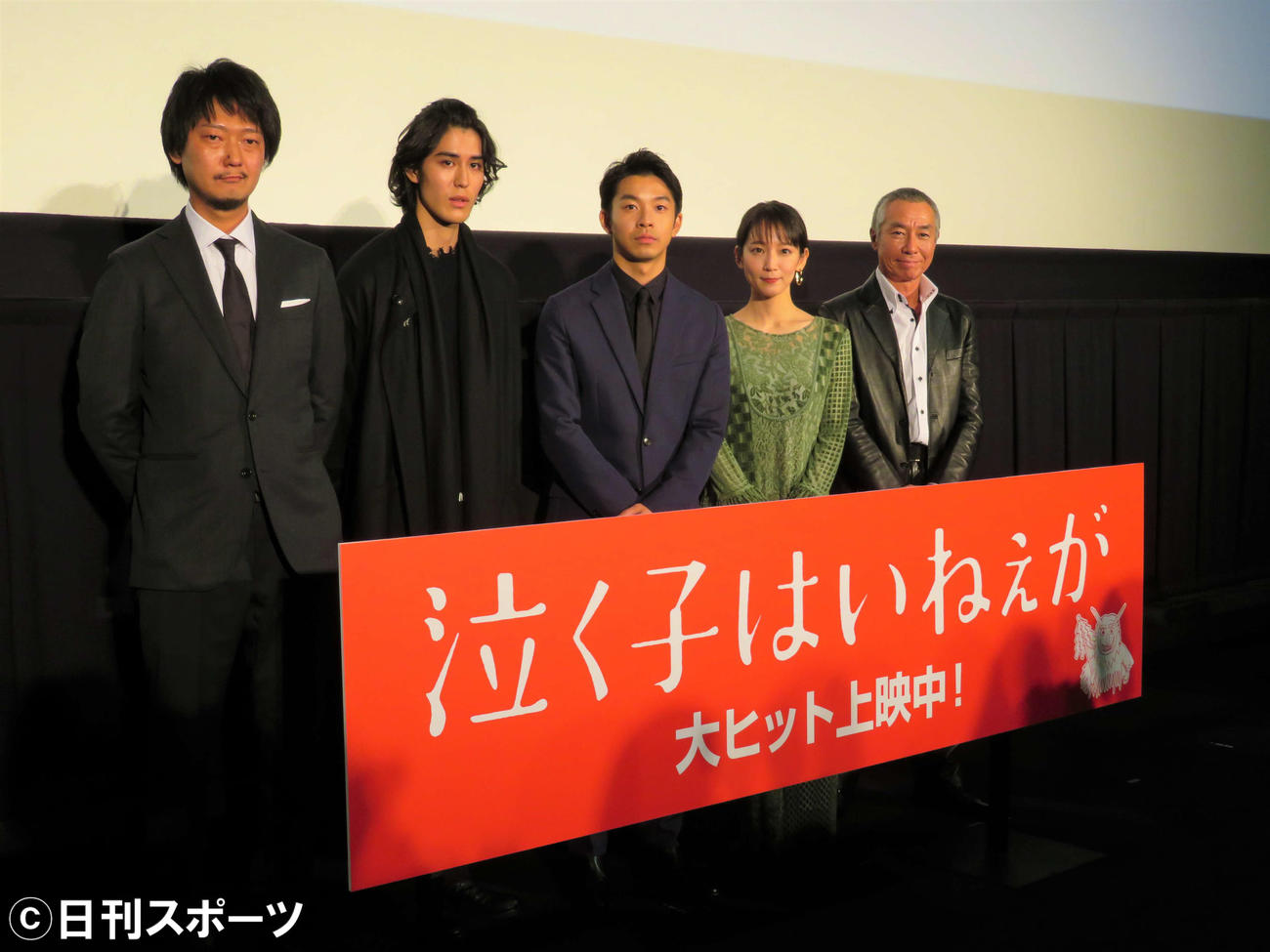 映画「泣く子はいねぇが」公開舞台あいさつに出席した、左から佐藤快磨監督、寛一郎、仲野太賀、吉岡里帆、柳葉敏郎