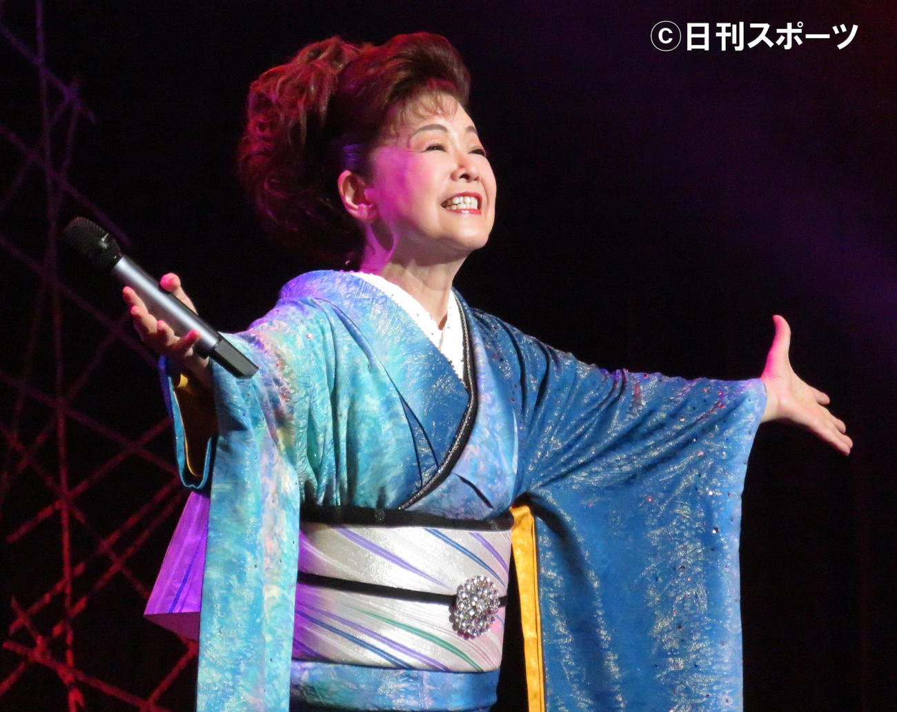 歌唱する中村美律子