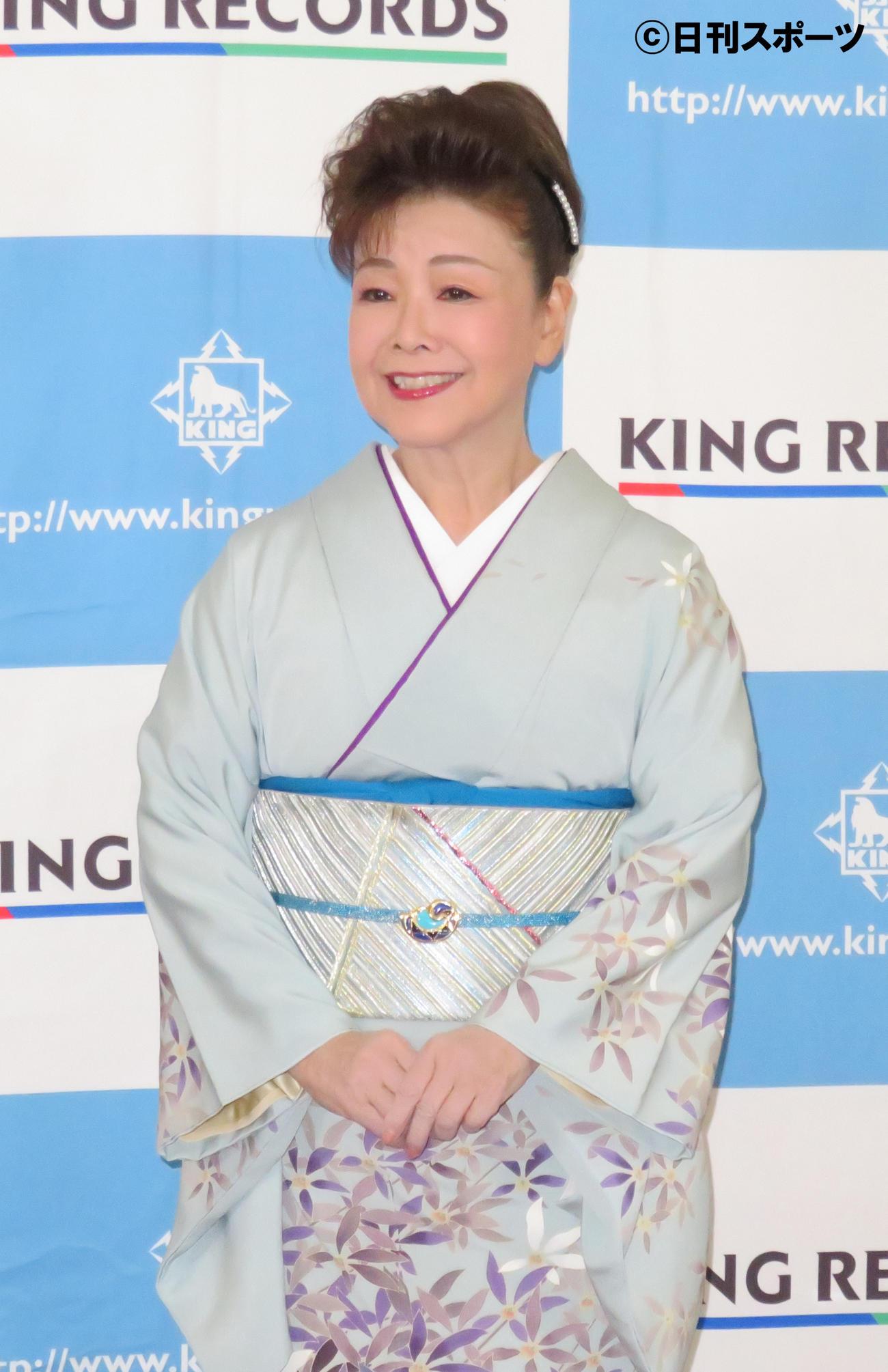 笑顔を見せる中村美律子（撮影・佐藤勝亮）