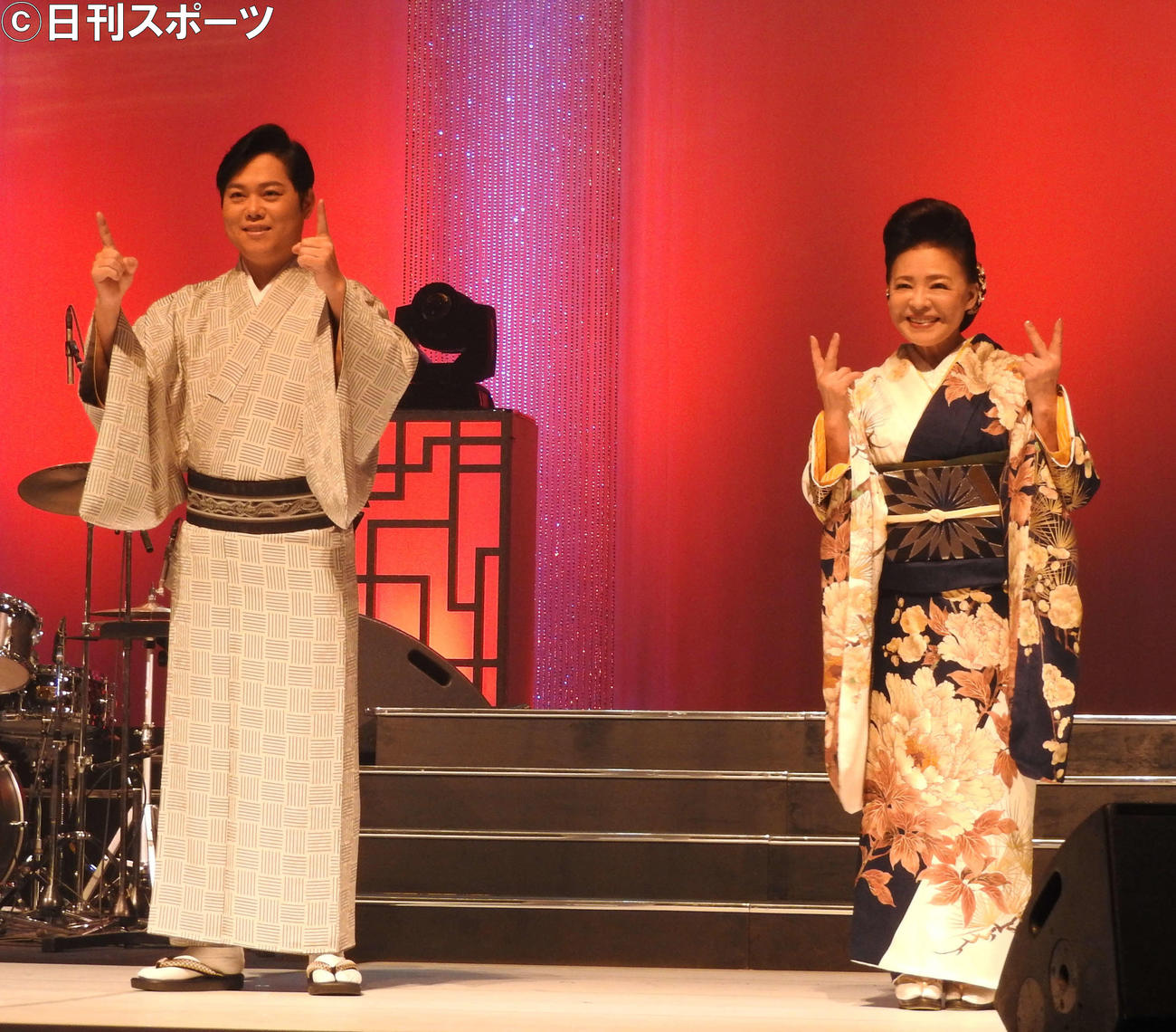 コンサートを行った三山ひろし（左）と松前ひろ子
