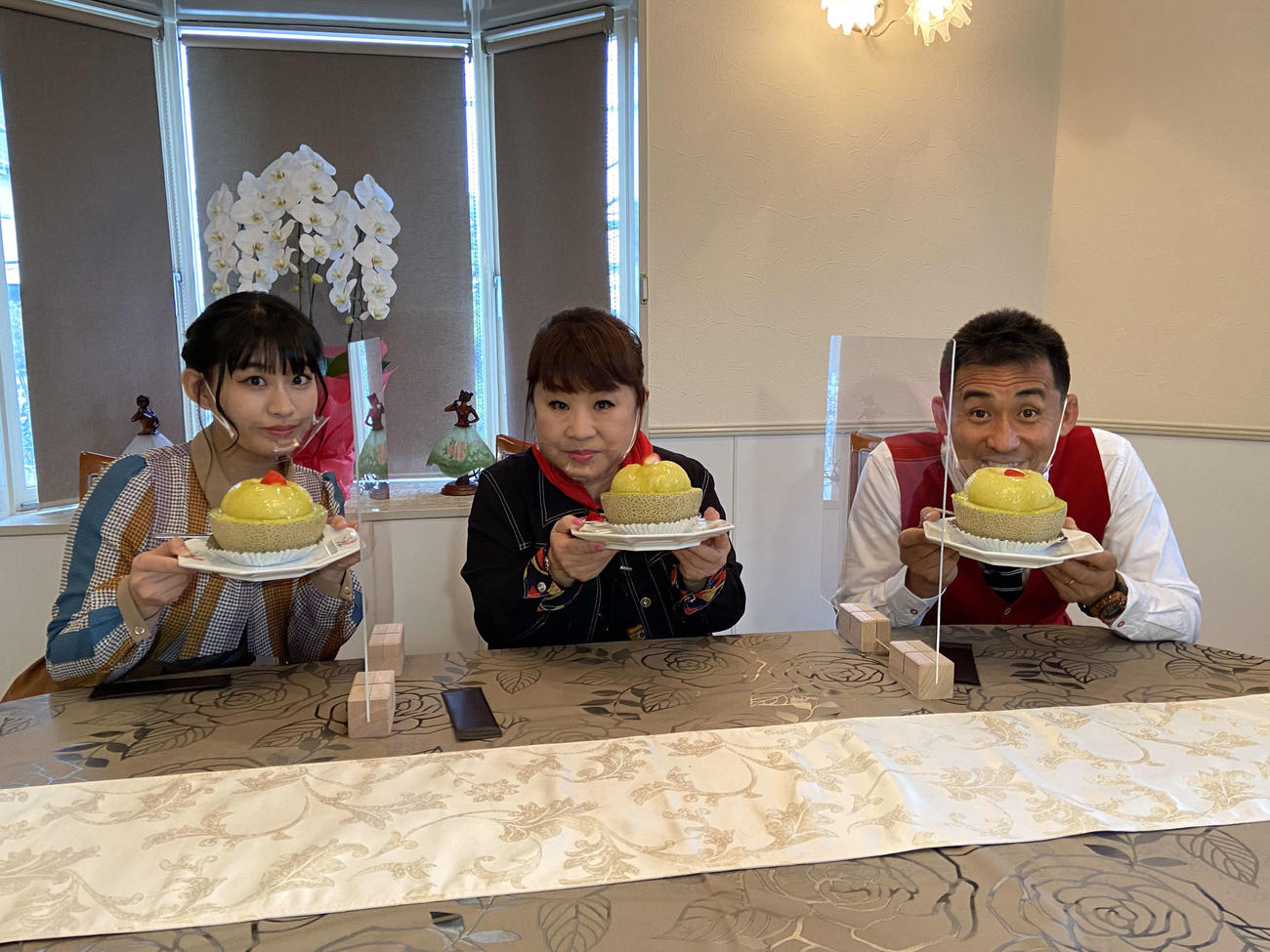 テレビ大阪「おでかけ発見バラエティ　かがくdeムチャミタス！」に出演する右から石田靖、天童よしみ、根岸可蓮（テレビ大阪提供）