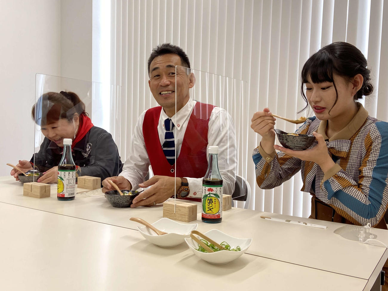 テレビ大阪「おでかけ発見バラエティ　かがくdeムチャミタス！」に出演する右から根岸可蓮、石田靖、天童よしみ（テレビ大阪提供）