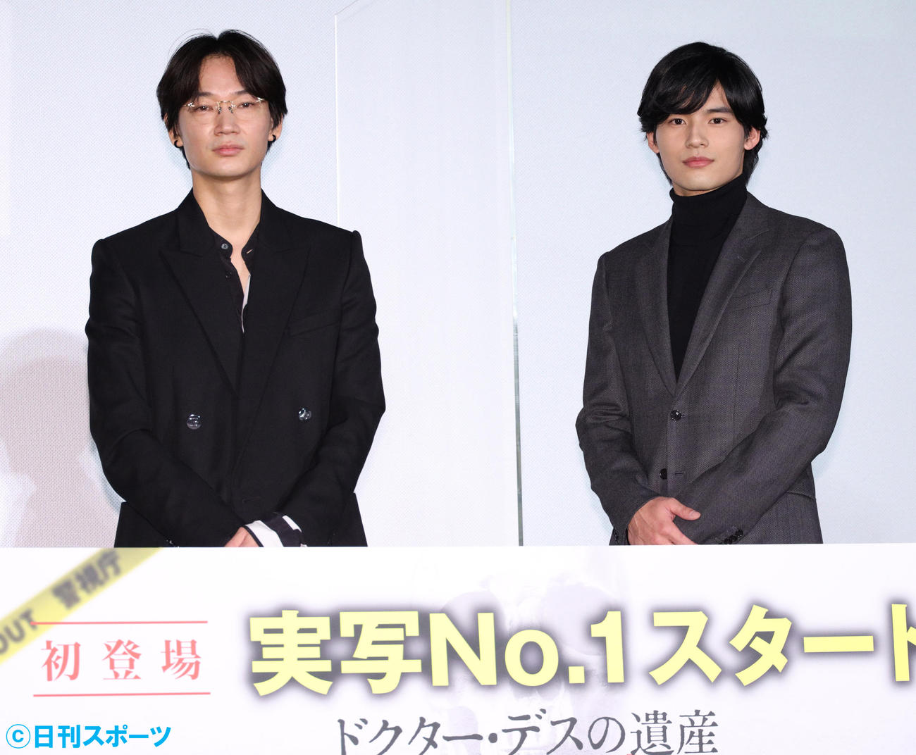 映画「ドクター・デスの遺産」舞台あいさつを行う綾野剛（左）と岡田健史（撮影・中島郁夫）