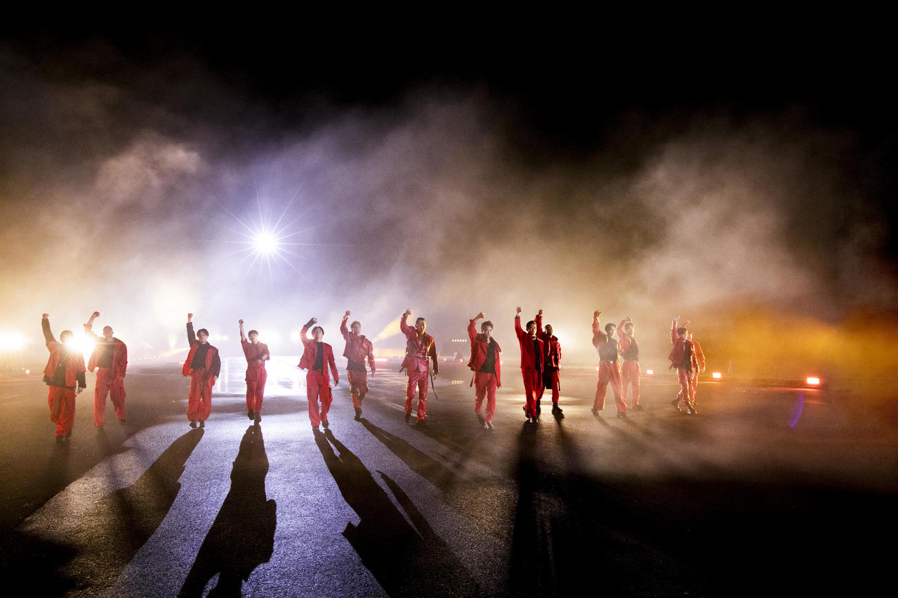 14人体制初となる楽曲「RED　PHOENIX」のミュージックビデオ撮影に臨んだEXILE