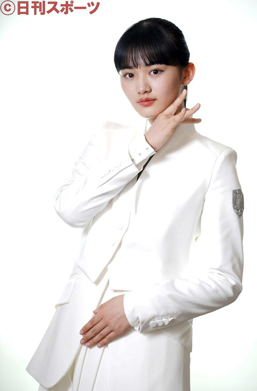 櫻坂ポーズを見せる櫻坂46の山崎天(撮影・江口和貴)