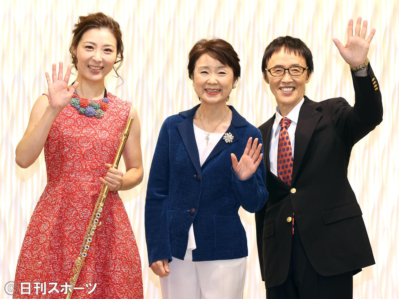 新曲発表会で笑顔で手を振るダ・カーポの、左から榊原麻理子、榊原広子、榊原まさとし（撮影・浅見桂子）