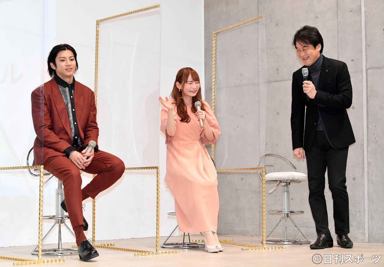 ワタナベNオンラインハイスクール」記者発表会のトークセッションで笑う中川翔子（中央）。左は山田裕貴。右は角川ドワンゴ学園N高等学校理事夏野剛氏（撮影・滝沢徹郎）