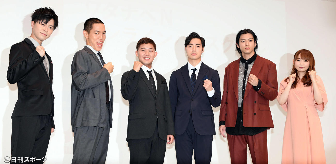 「ワタナベNオンラインハイスクール」記者発表会で記念撮影する、左から林拓磨（はやたく）、四千頭身の都築拓紀、同後藤拓実、同石橋遼大、山田裕貴、中川翔子（撮影・滝沢徹郎）