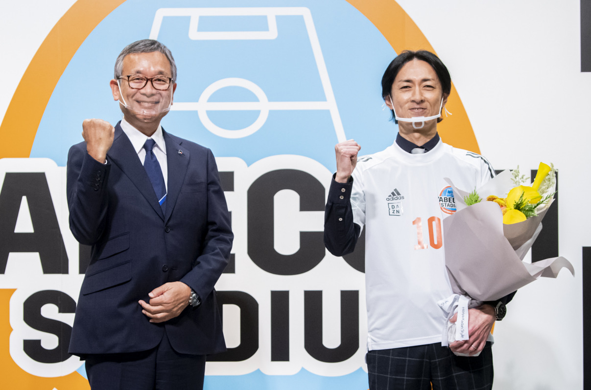 「DAZN」の新番組発表記者会見に出席した矢部浩之（右）とJリーグ村井満チェアマン