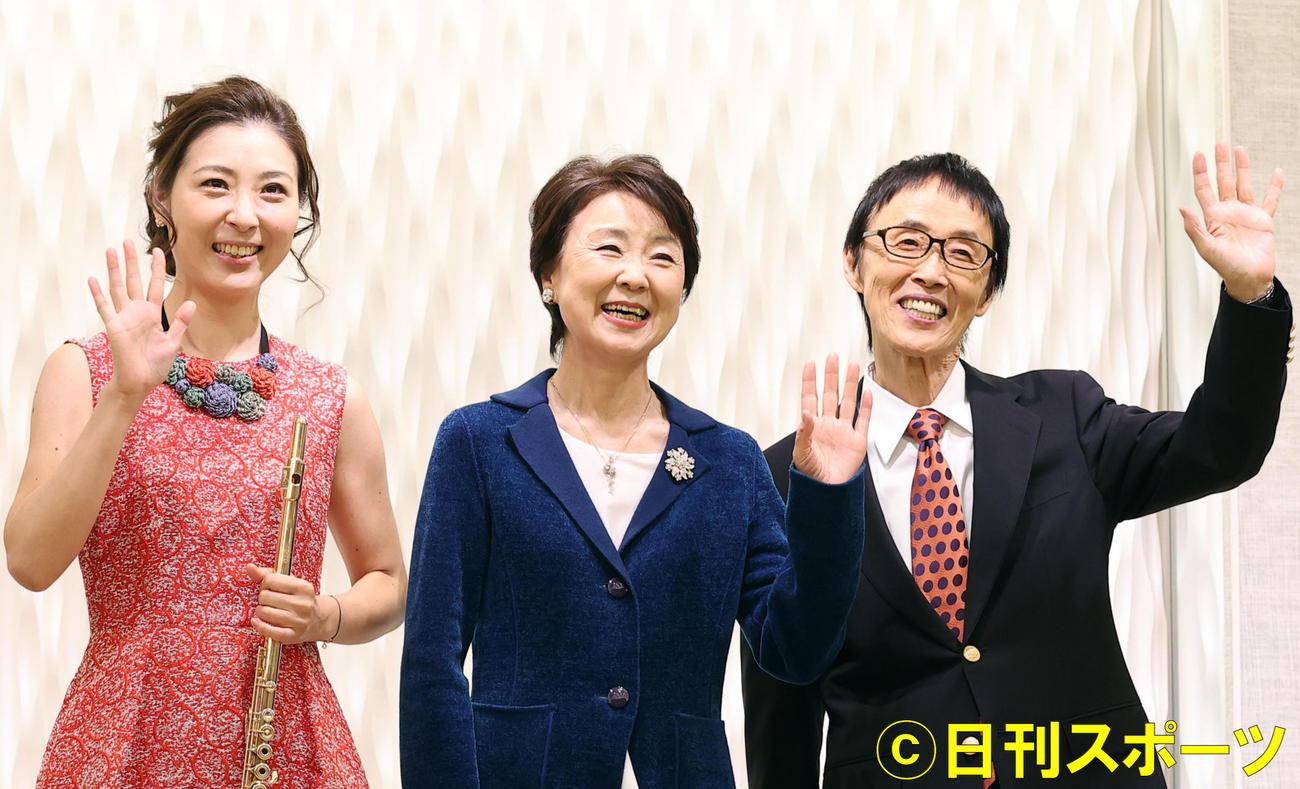 新曲発表会で笑顔で手を振るダ・カーポの、左から榊原麻理子、榊原広子、榊原まさとし（撮影・浅見桂子）