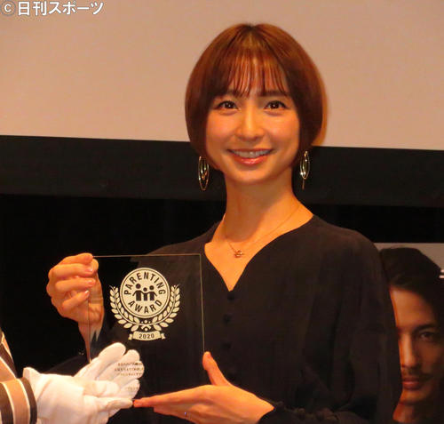 第13回「ペアレンティングアワード」授賞式に出席した、元AKB48篠田麻里子（撮影・佐藤勝亮）