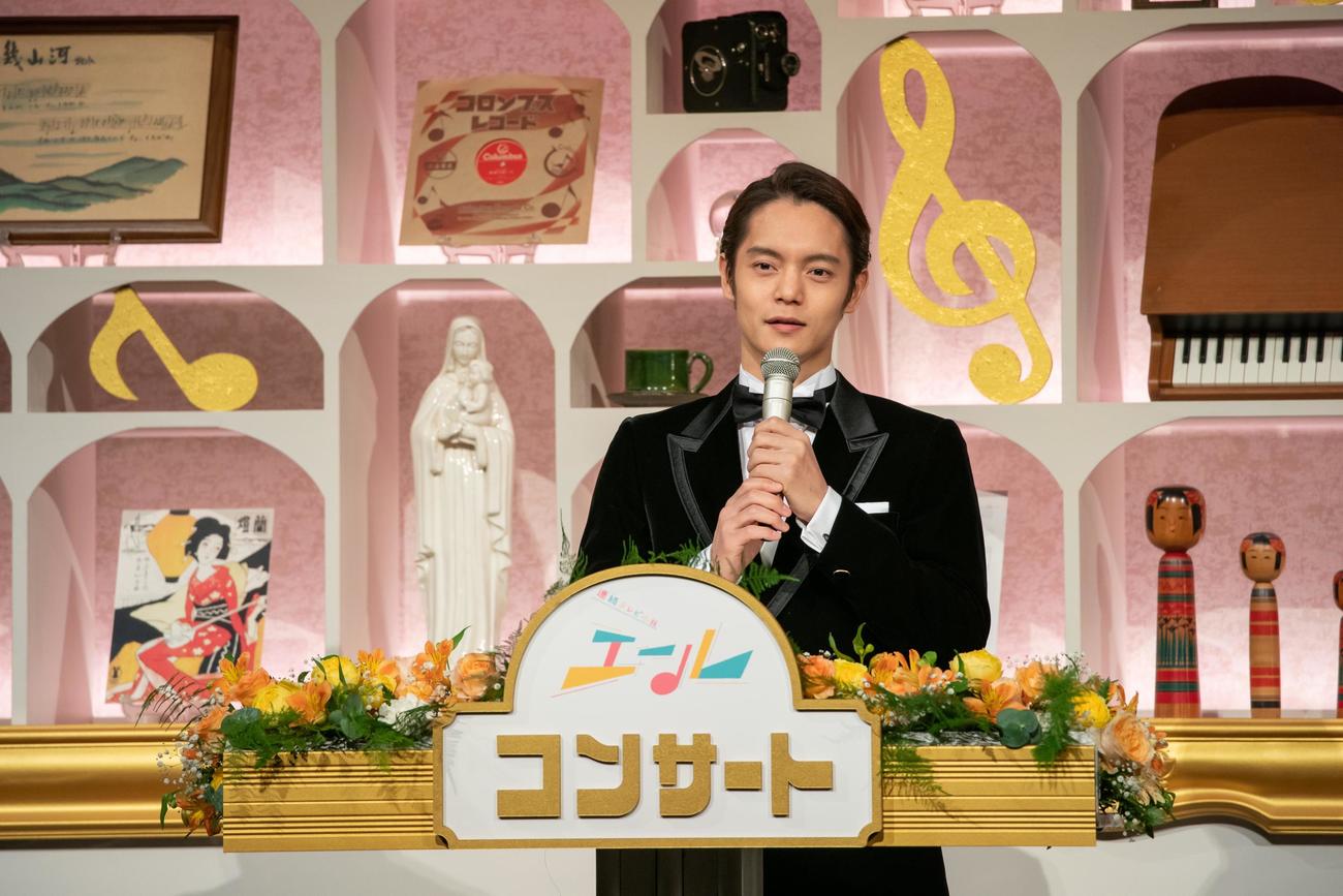 「エール」の最終回で司会を務める古山裕一（窪田正孝）