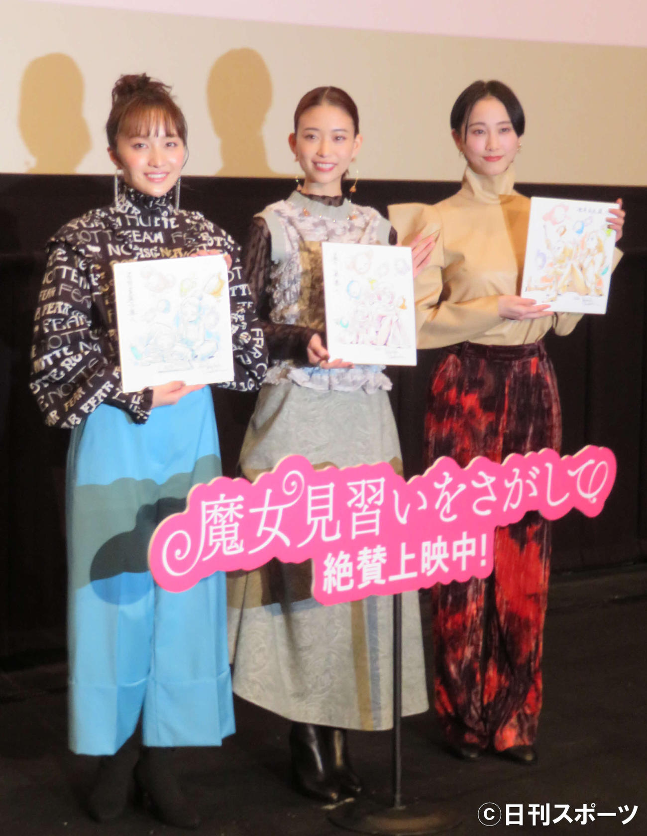 アニメ映画「魔女見習いをさがして」大ヒット御礼舞台あいさつに登壇した、左から百田夏菜子、森川葵、松井玲奈（撮影・村上幸将）
