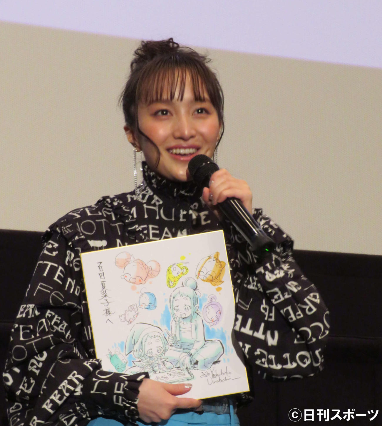 アニメ映画「魔女見習いをさがして」大ヒット御礼舞台あいさつで、サプライズの色紙のプレゼントに感激する百田夏菜子（撮影・村上幸将）