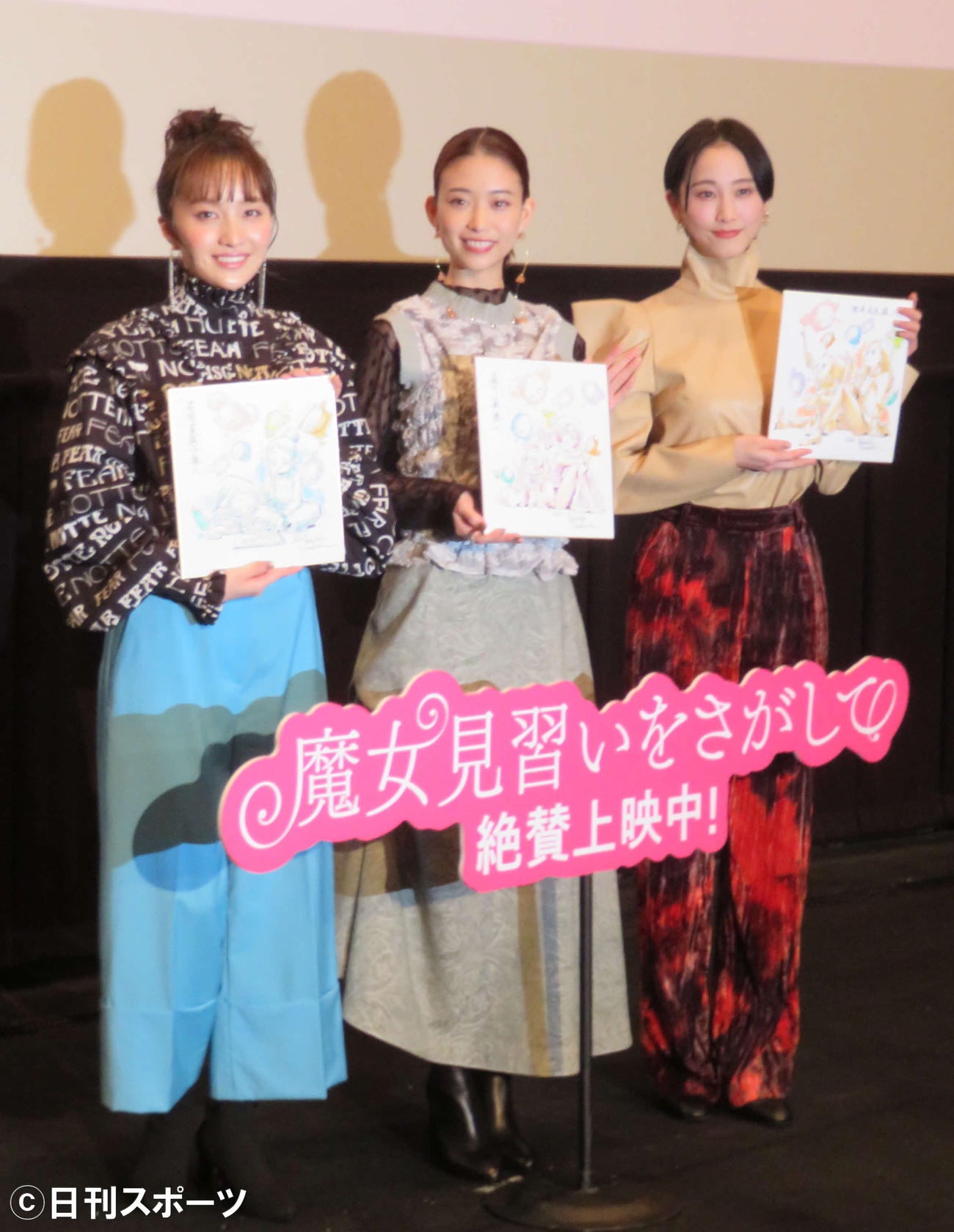 アニメ映画「魔女見習いをさがして」大ヒット御礼舞台あいさつに登壇した、左から百田夏菜子、森川葵、松井玲奈（撮影・村上幸将）
