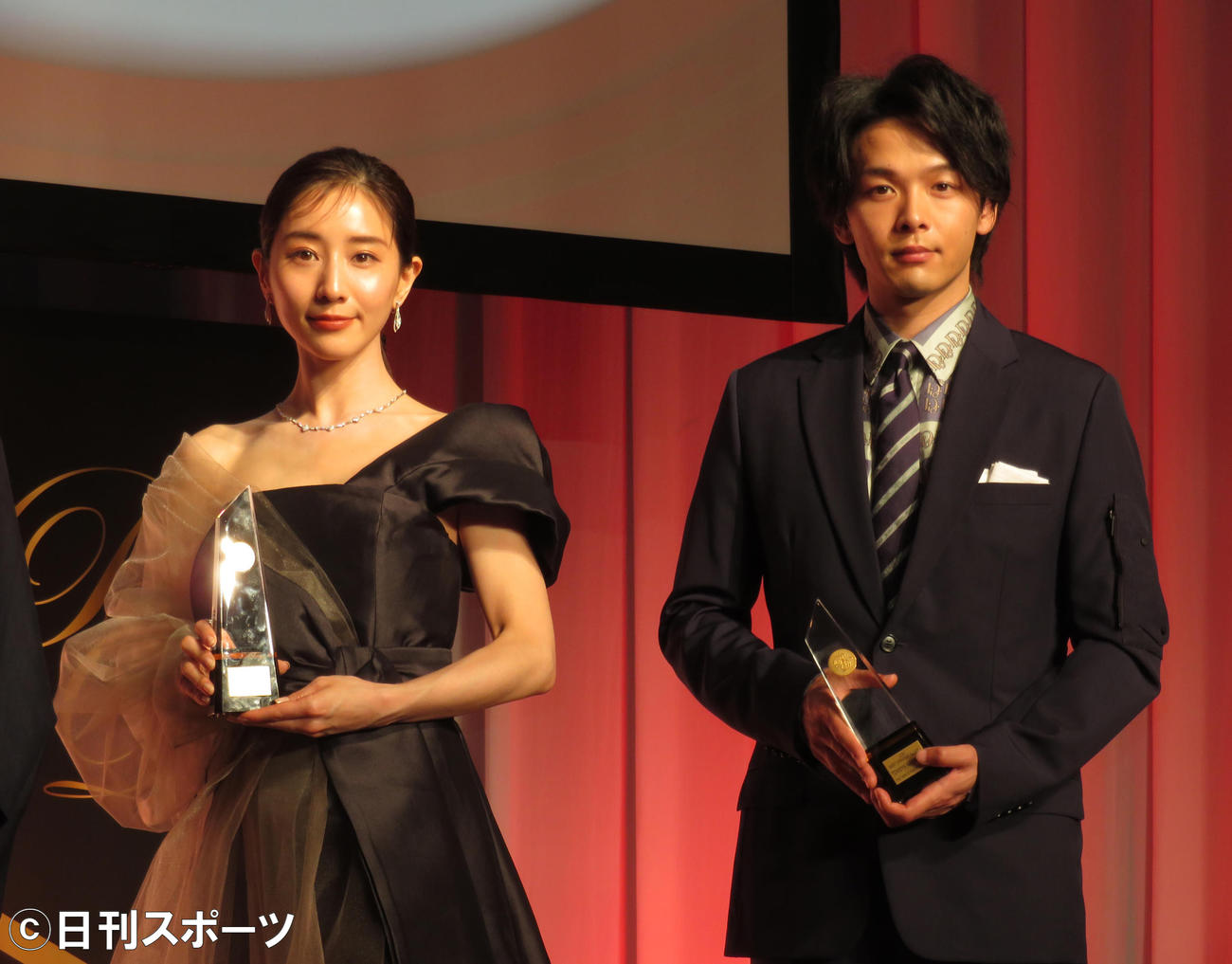 「第49回ベストドレッサー賞」授賞式　田中みな実（左）、中村倫也（撮影・佐藤勝亮）