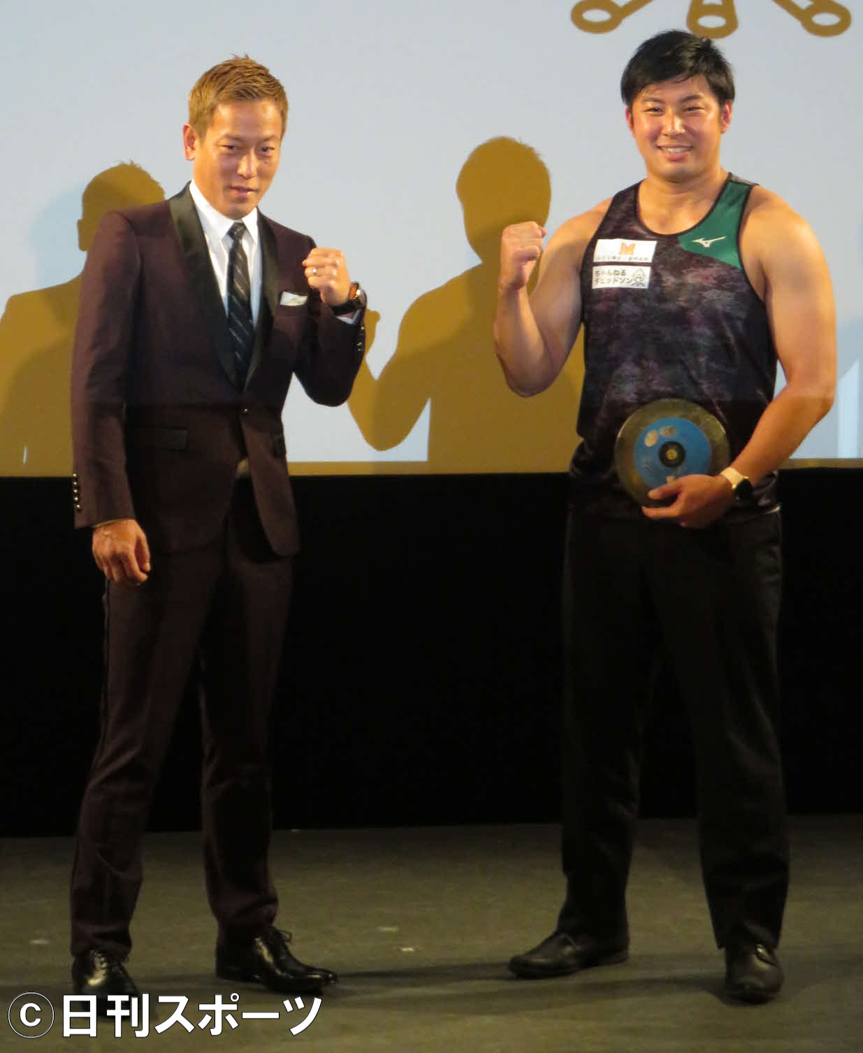 じゅんいちダビッドソン（左）と安藤夢選手