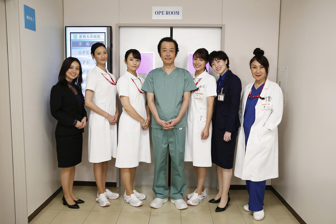 左から大島優子、菜々緒、木村文乃、リリー・フランキー、広瀬アリス、シム・ウンギョン、室井滋
