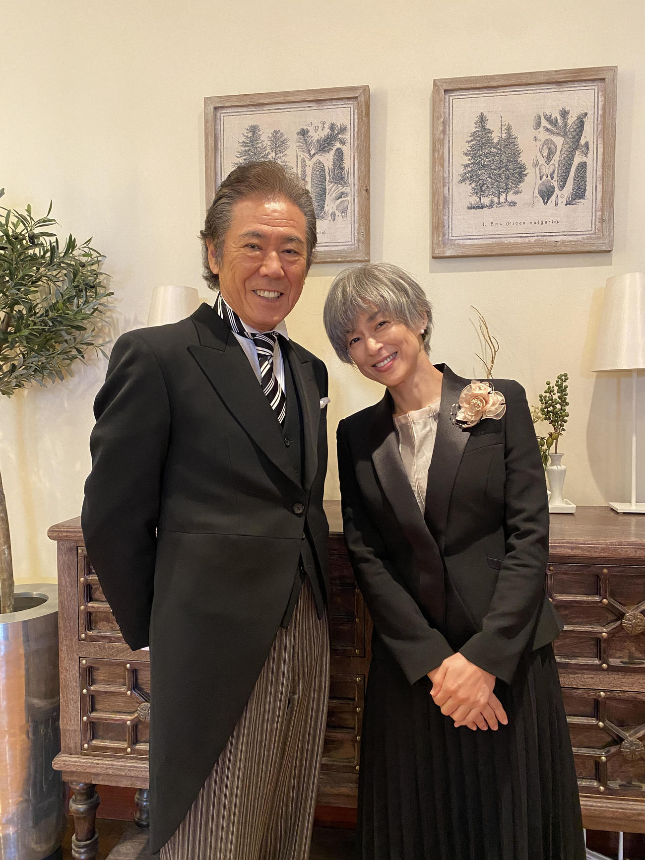 日本テレビ系連続ドラマ「35歳の少女」で29年ぶりに共演すること西岡徳馬（左）と鈴木保奈美