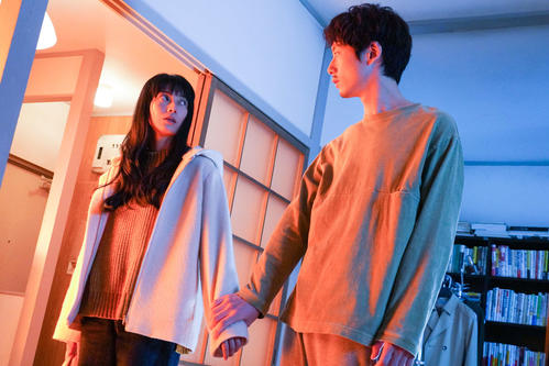 「35歳の少女」に出演している柴咲コウ（左）と坂口健太郎（右）