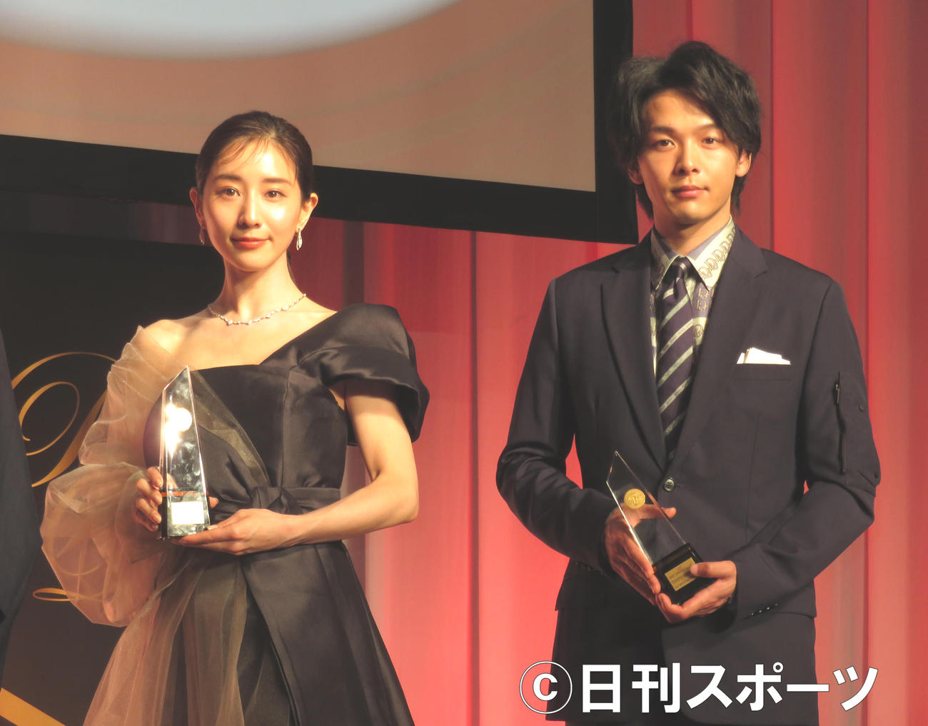 「第49回ベストドレッサー賞」を受賞する田中みな実（左）と中村倫也（撮影・佐藤勝亮）