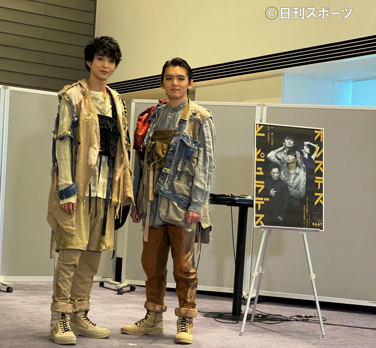 舞台「オレステスとピュラデス」の合同取材会に出席した鈴木仁（左）と濱田龍臣（撮影・三須佳夏）
