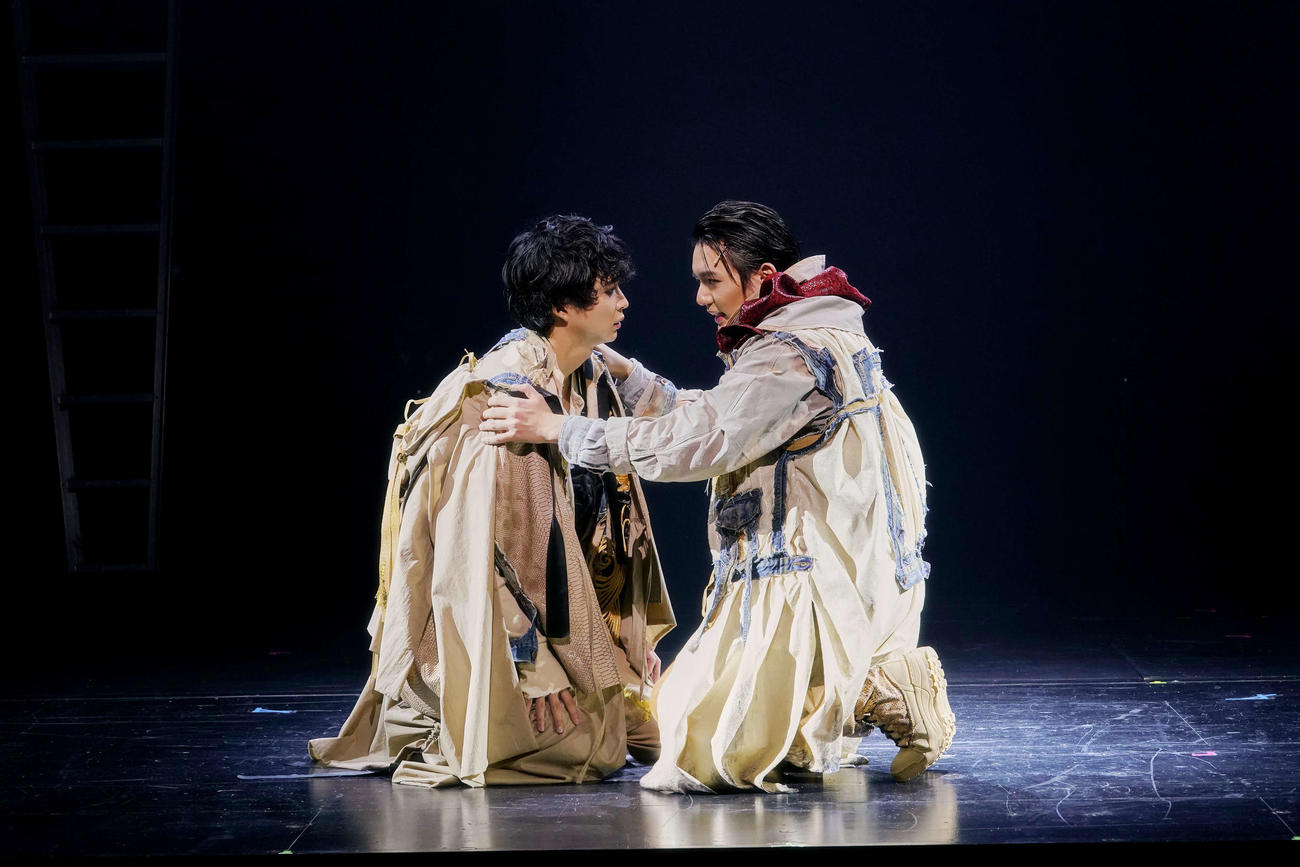舞台「オレステスとピュラデス」の合同取材会に出席した鈴木仁（左）と濱田龍臣（撮影：細野晋司）