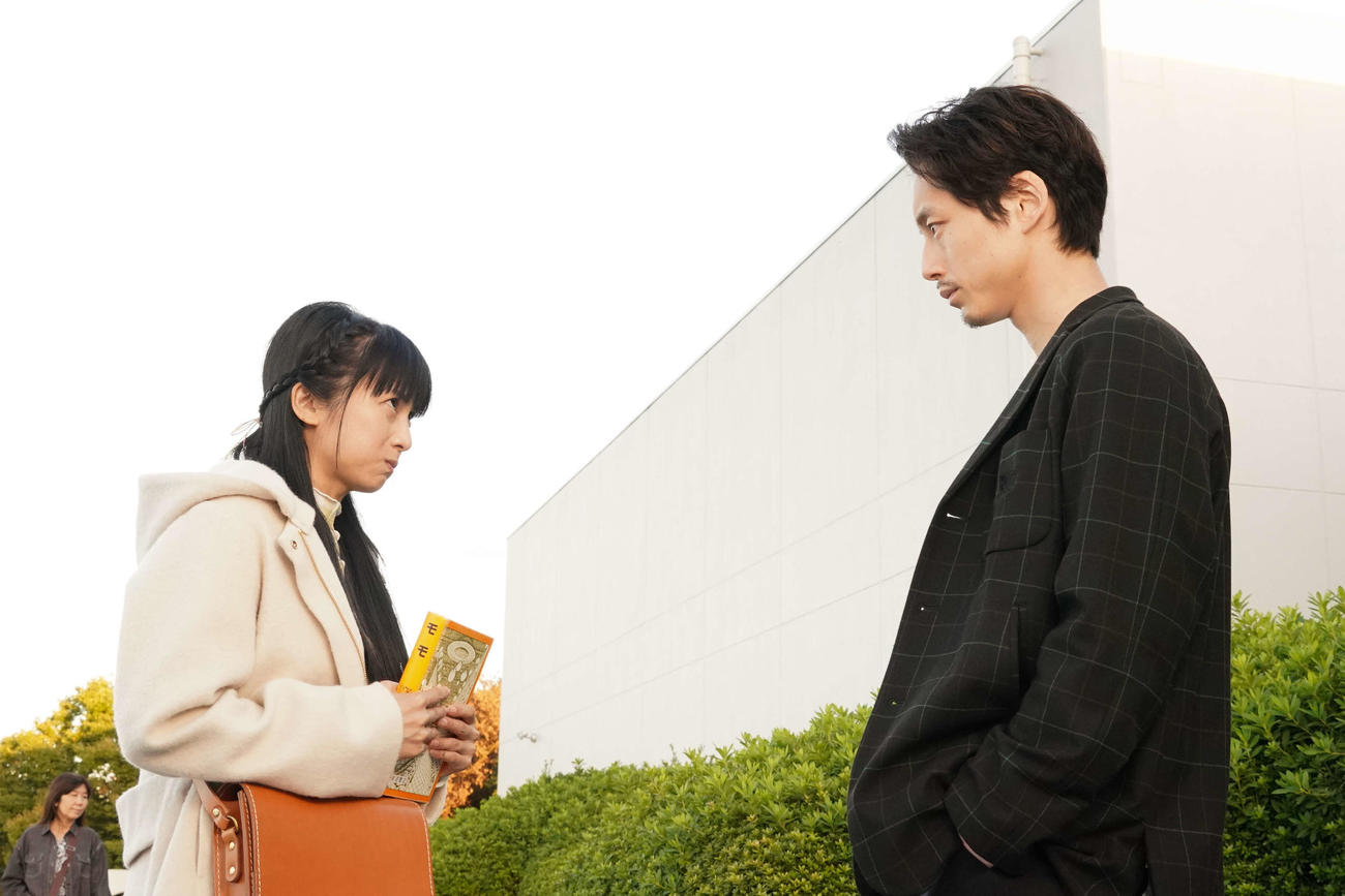 「35歳の少女」第5話に出演している柴咲コウ（左）と坂口健太郎（右）