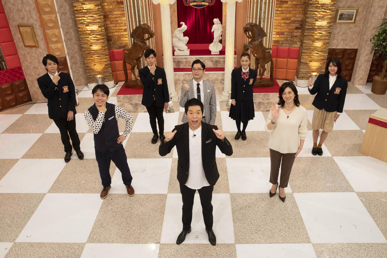 司会進行の今田耕司（中央）を現役東大生4人が通販商品の紹介で驚かせる