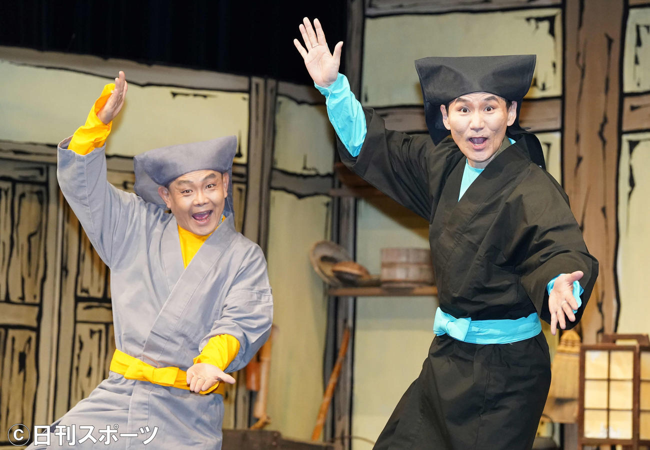 舞台「あんまと泥棒」の囲み取材でポーズを決める南原清隆（右）と近藤芳正（撮影・江口和貴）