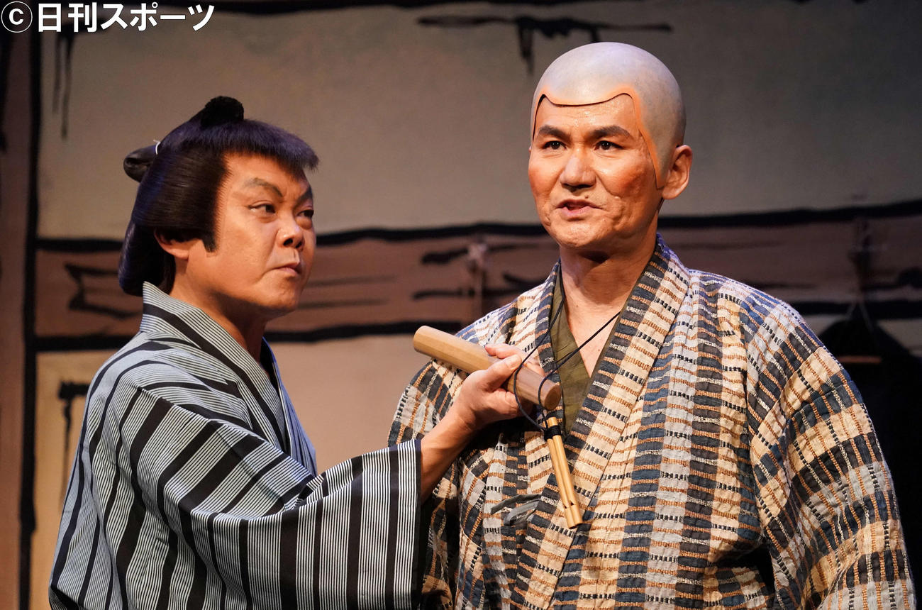 舞台「あんまと泥棒」の稽古を公開する南原清隆（右）と近藤芳正（撮影・江口和貴）