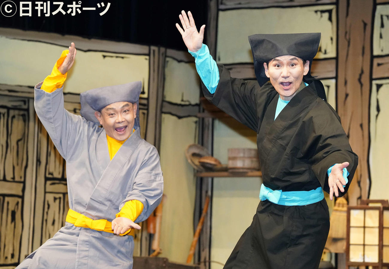 舞台「あんまと泥棒」の囲み取材でポーズを決める南原清隆（右）と近藤芳正（撮影・江口和貴）