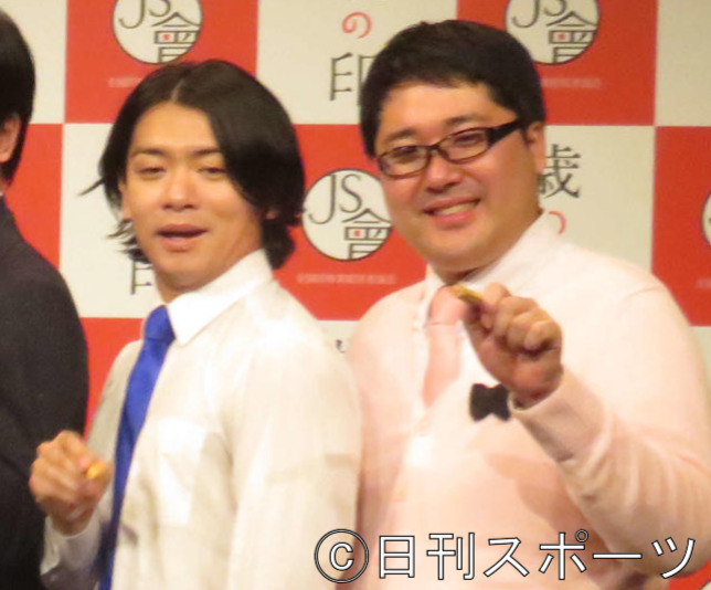 マヂカルラブリー野田クリスタル（左）と村上（2017年12月4日撮影）
