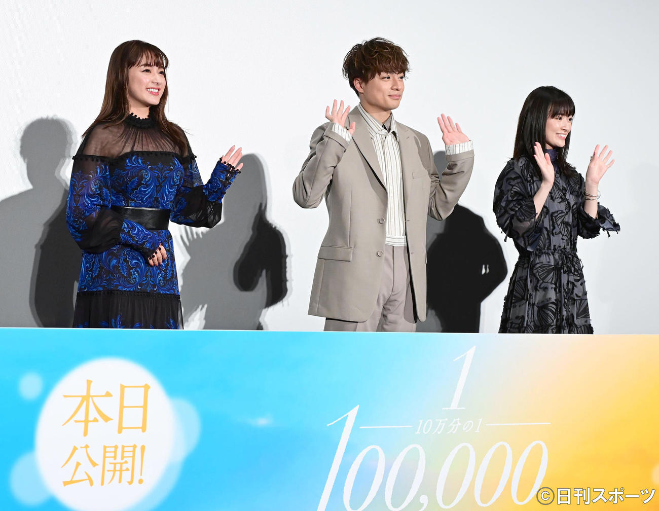 映画「10万分の1」初日舞台あいさつに臨む、左から平祐奈、白濱亜嵐、優希美青（撮影・小沢裕）