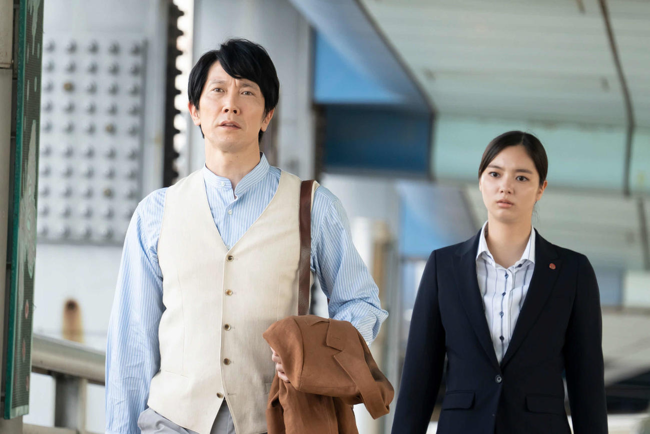 テレビ東京系月曜プレミア8「中山七里ミステリー　作家刑事　毒島真理」に出演する佐々木蔵之介（左）と新川優愛（Ｃ）テレビ東京