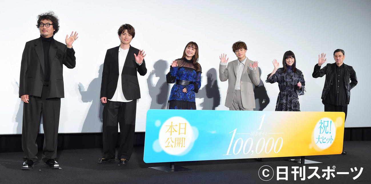 映画「10万分の1」初日舞台あいさつに臨む、左から三木康一郎監督、白洲迅、平祐奈、白浜亜嵐、優希美青、奥田瑛二（撮影・小沢裕）