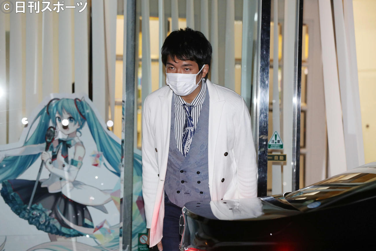 TOKYO　MXを出る際に報道陣に一礼する宮崎謙介氏（撮影・狩俣裕三）
