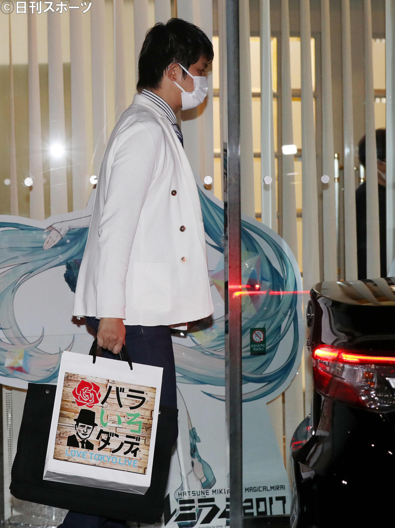 収録後、「バラいろダンディ」の紙袋を持ち、テレビ局を出る宮崎謙介氏（撮影・狩俣裕三）