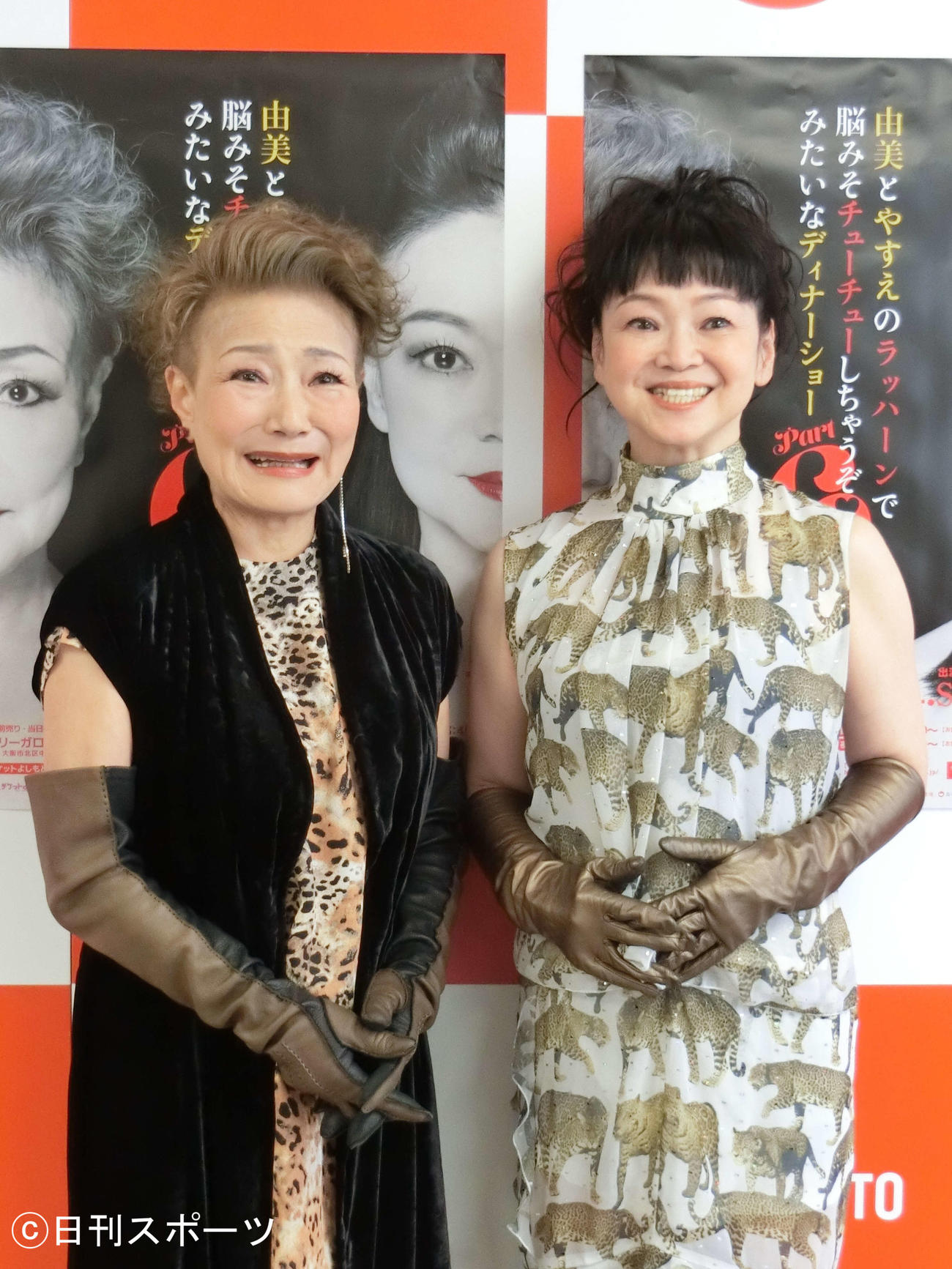 大阪・吉本興業本社で「由美とやすえのラッハーンで脳みそチューチューしちゃうぞハートみたいなディナーショー」の開催発表会見に出席した末成由美（左）と未知やすえ（2018年11月28日撮影）