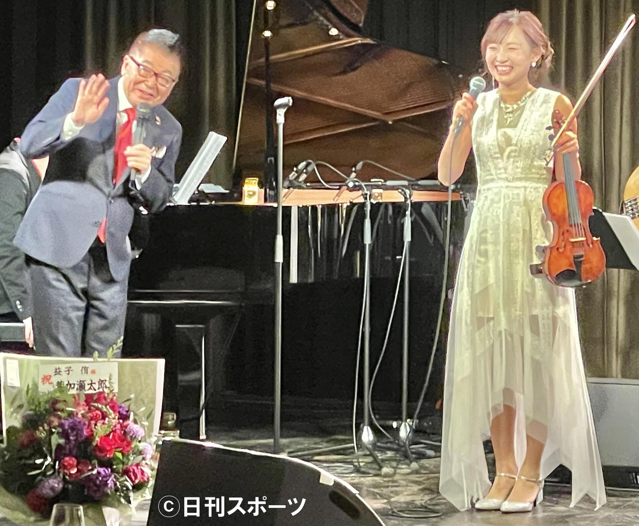 サプライズで登場した生島ヒロシ（左）と益子侑