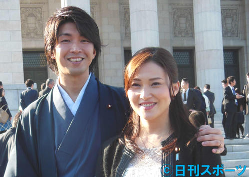 宮崎謙介氏、金子恵美氏夫妻(2016年1月4日撮影)