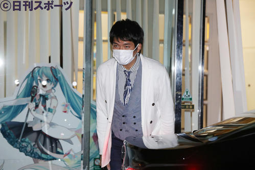 TOKYO MXを出る際に報道陣に一礼する宮崎謙介氏(撮影・狩俣裕三)