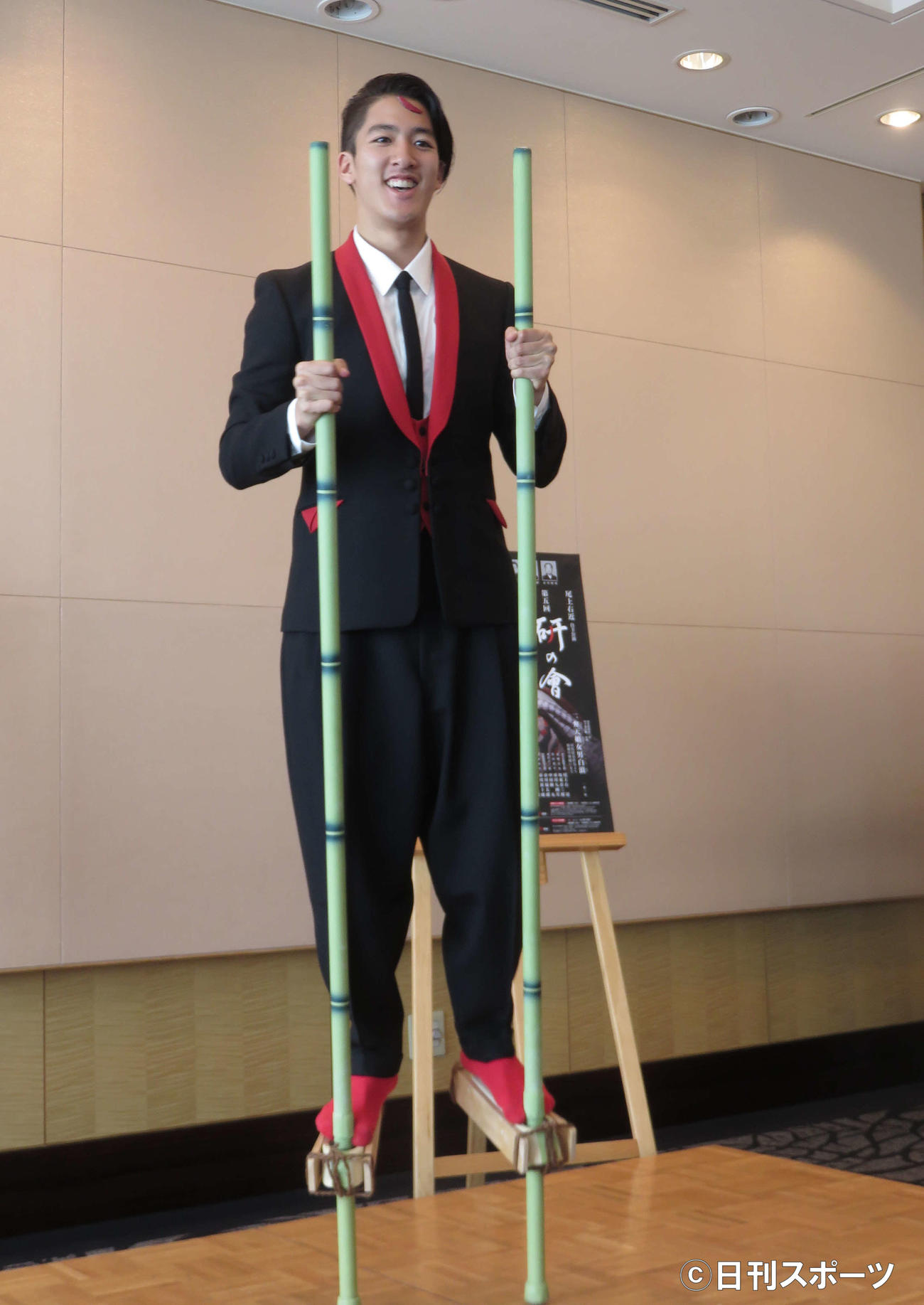 自主公演「研の會」の取材会に出席、演目にちなんで竹馬で登場した尾上右近（2019年7月3日）
