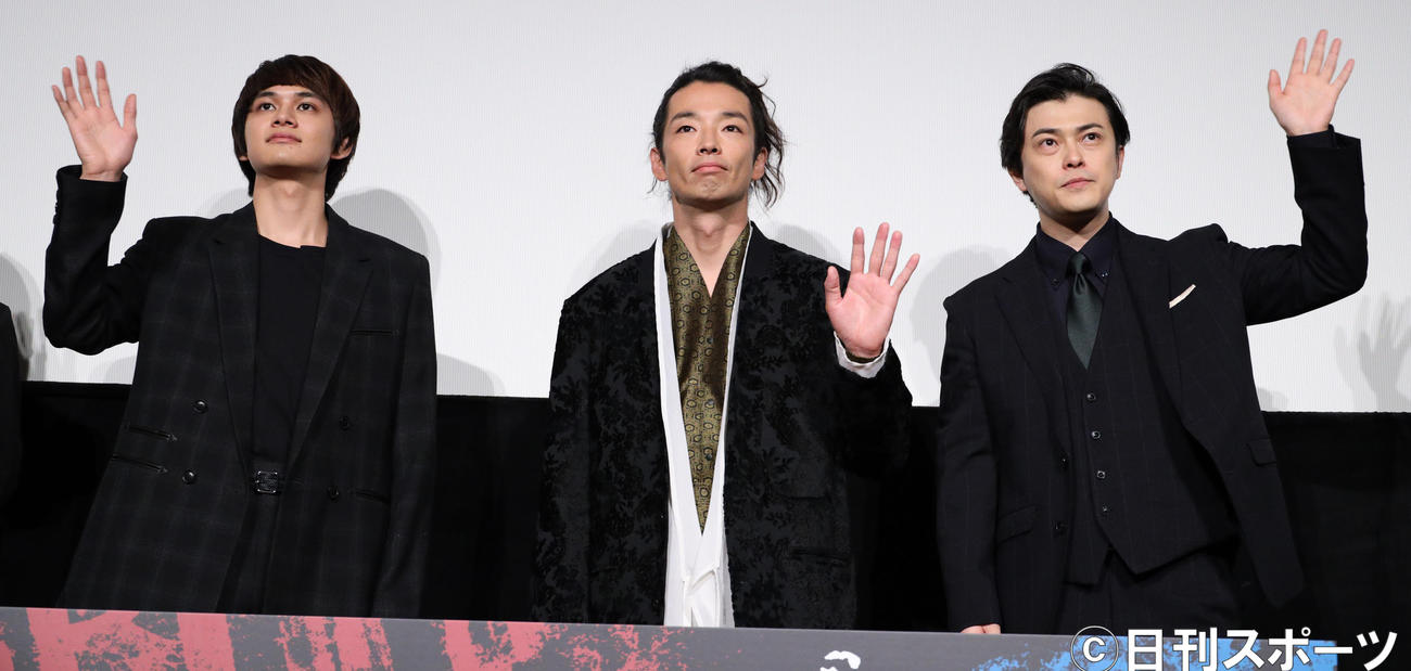 映画「アンダードッグ」舞台あいさつを行う左から北村匠海、森山未来、勝地涼（撮影・中島郁夫）